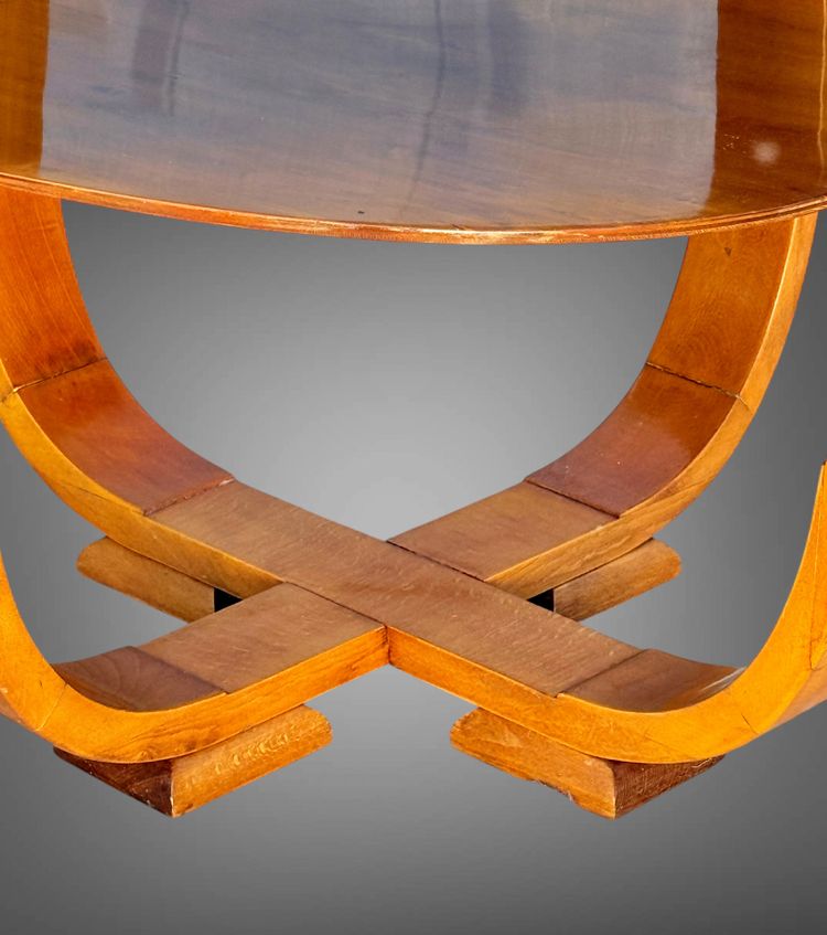 Runder Beistelltisch im Art-Deco-Stil aus gebranntem Nussbaumholz, ruhend auf 4 geschwungenen Beinen
