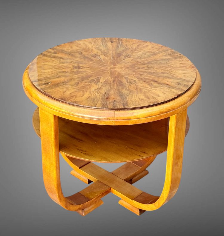 Runder Beistelltisch im Art-Deco-Stil aus gebranntem Nussbaumholz, ruhend auf 4 geschwungenen Beinen