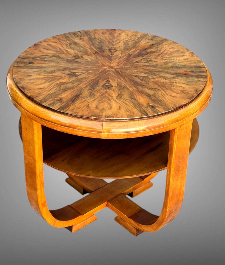 Runder Beistelltisch im Art-Deco-Stil aus gebranntem Nussbaumholz, ruhend auf 4 geschwungenen Beinen