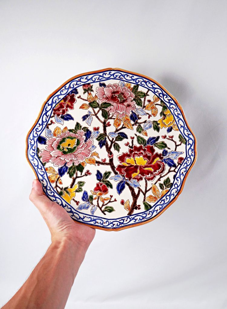 Polylobed earthenware pie dish from Gien, polychrome decoration, peony pattern, 2000s