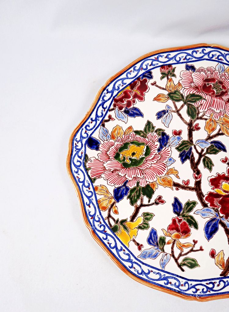 Polylobed earthenware pie dish from Gien, polychrome decoration, peony pattern, 2000s