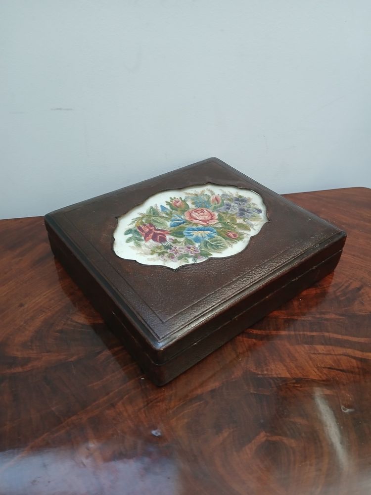 Coffret , cuir et textile.