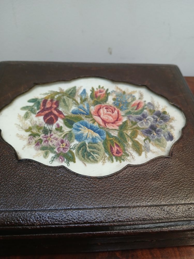 Coffret , cuir et textile.