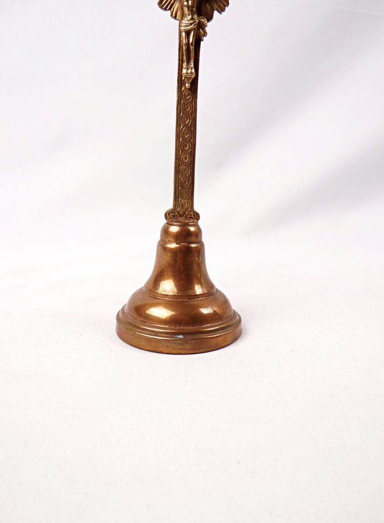 Crocifisso da altare in ottone dorato dei primi del XX secolo, su piedistallo.