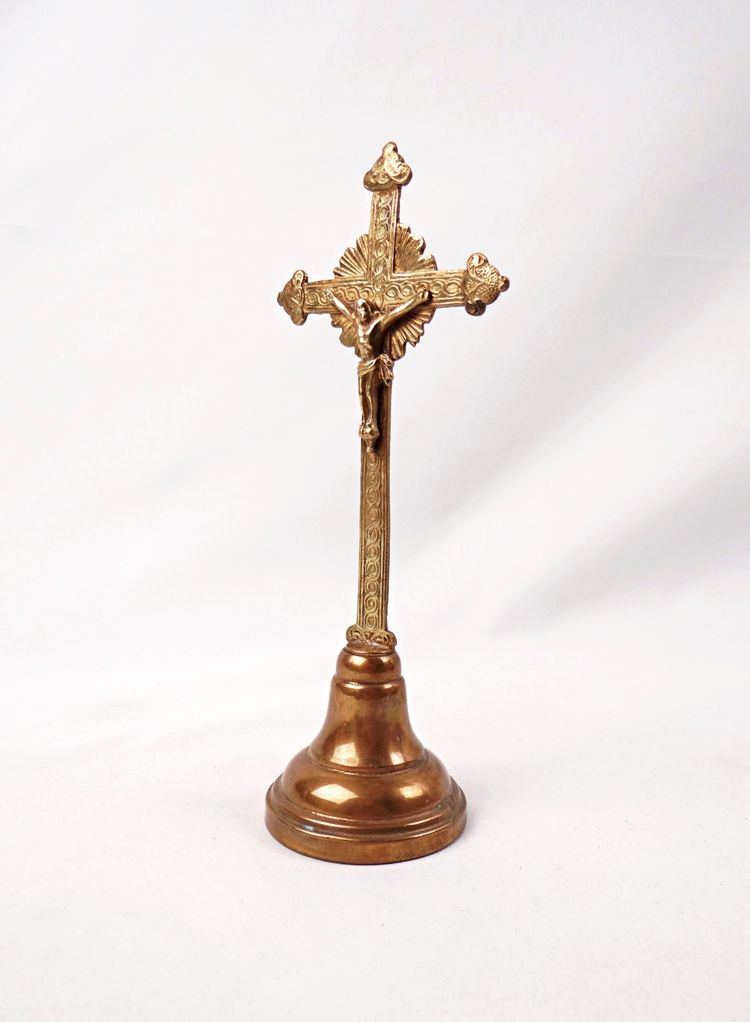 Crocifisso da altare in ottone dorato dei primi del XX secolo, su piedistallo.