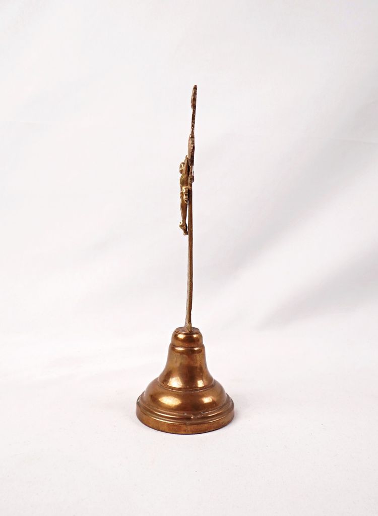 Crocifisso da altare in ottone dorato dei primi del XX secolo, su piedistallo.