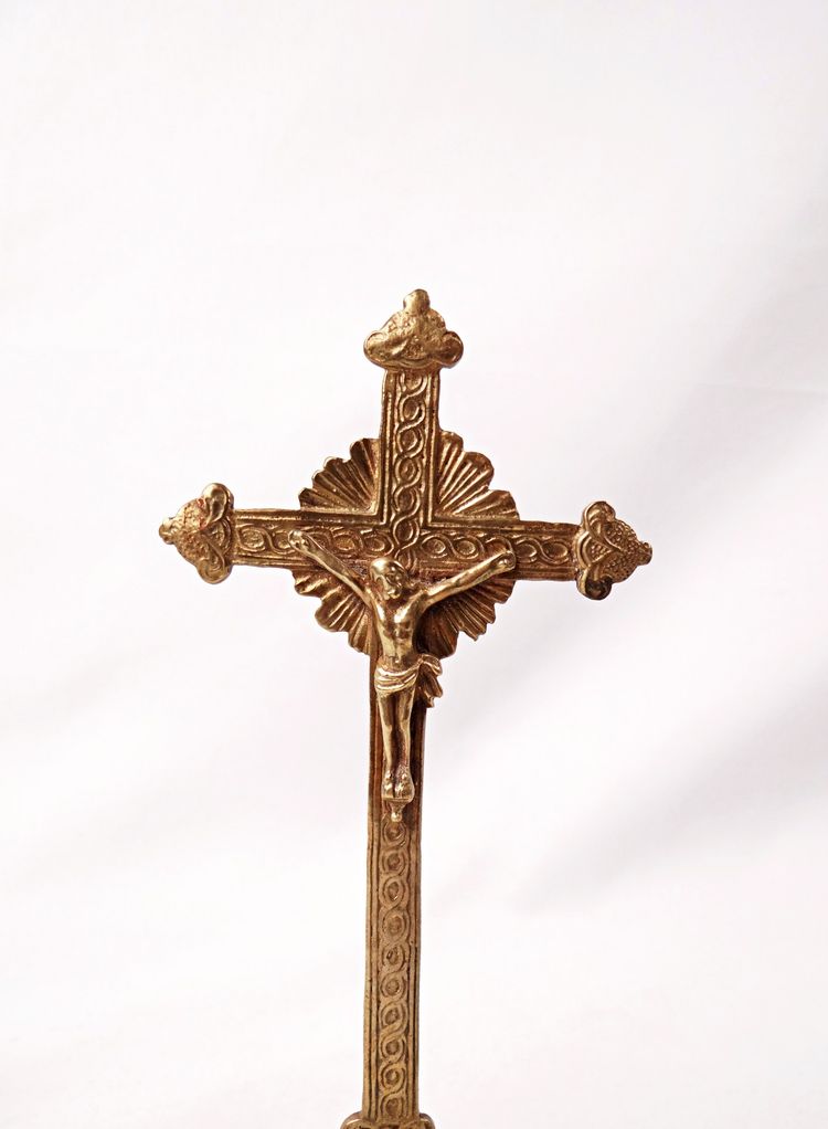 Crocifisso da altare in ottone dorato dei primi del XX secolo, su piedistallo.