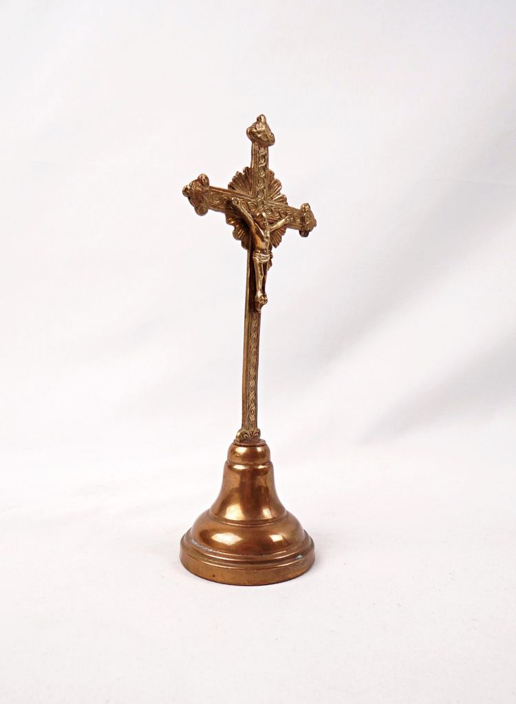Crocifisso da altare in ottone dorato dei primi del XX secolo, su piedistallo.