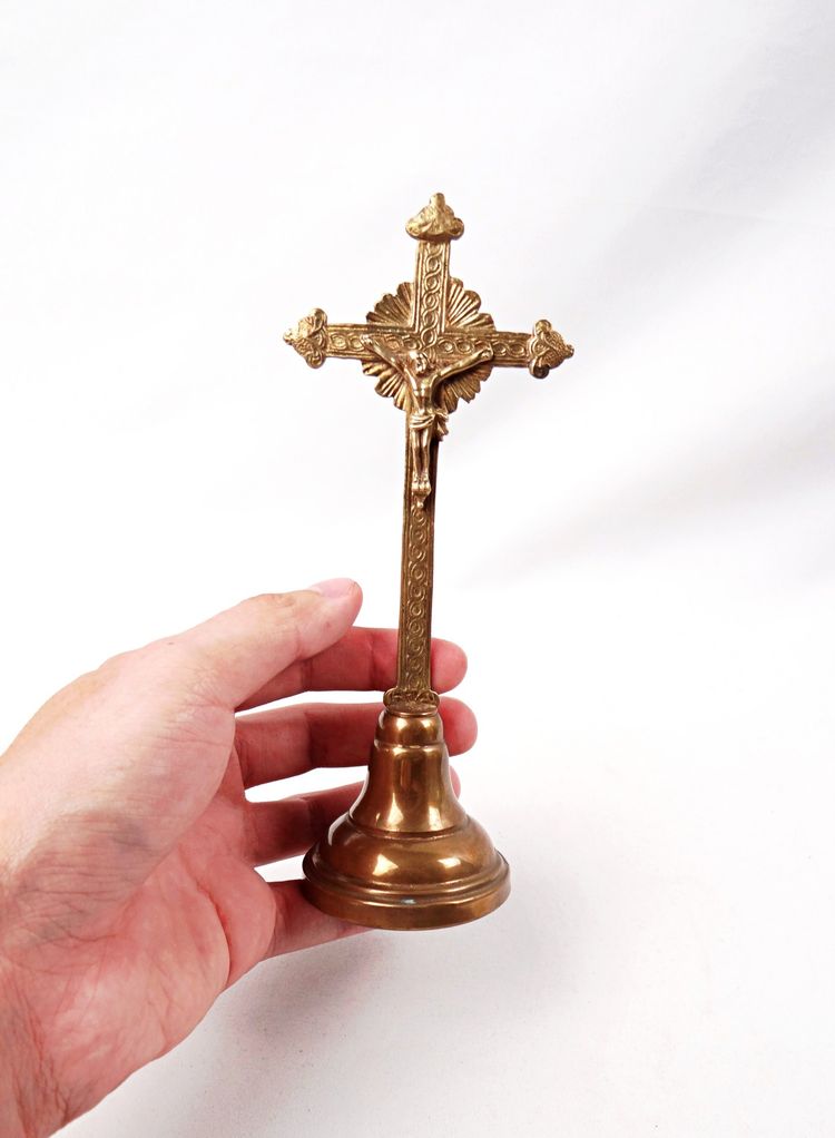 Crocifisso da altare in ottone dorato dei primi del XX secolo, su piedistallo.