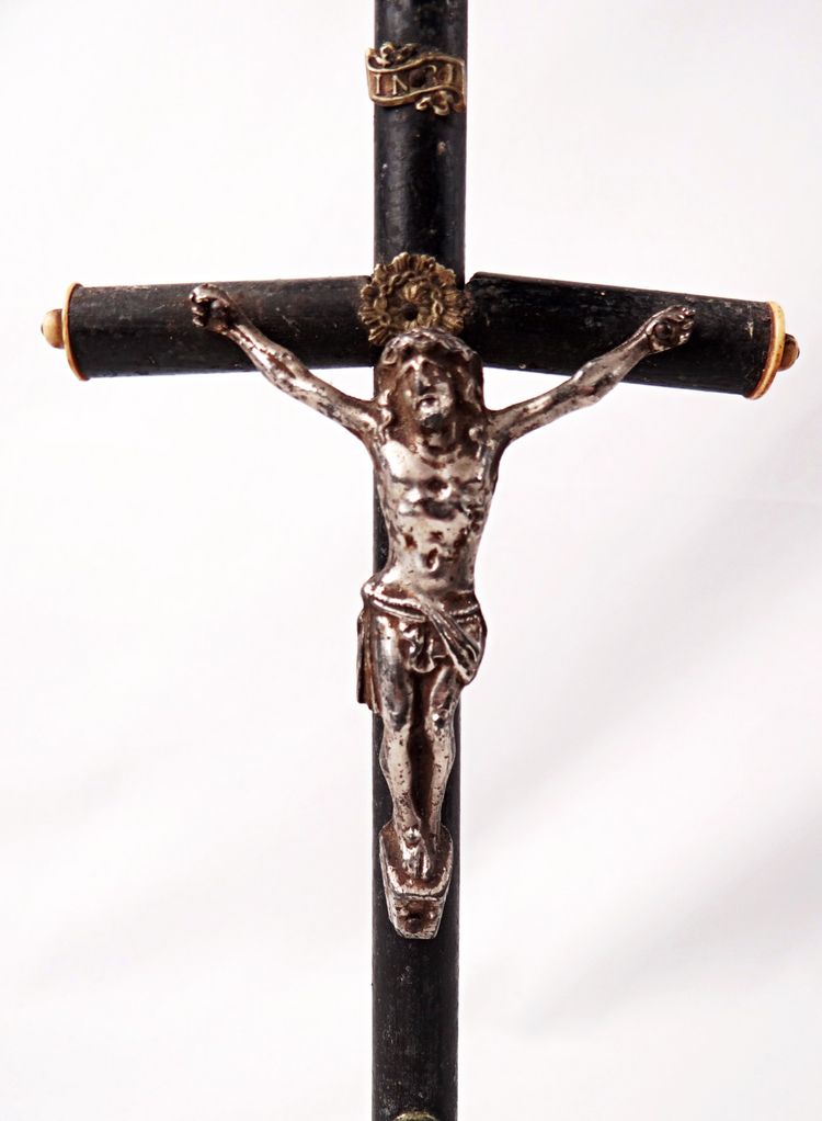 Crocifisso da tavolo INRI Memento Mori, periodo Napoleone III, fusione e legno tornito nero, epoca XIX secolo