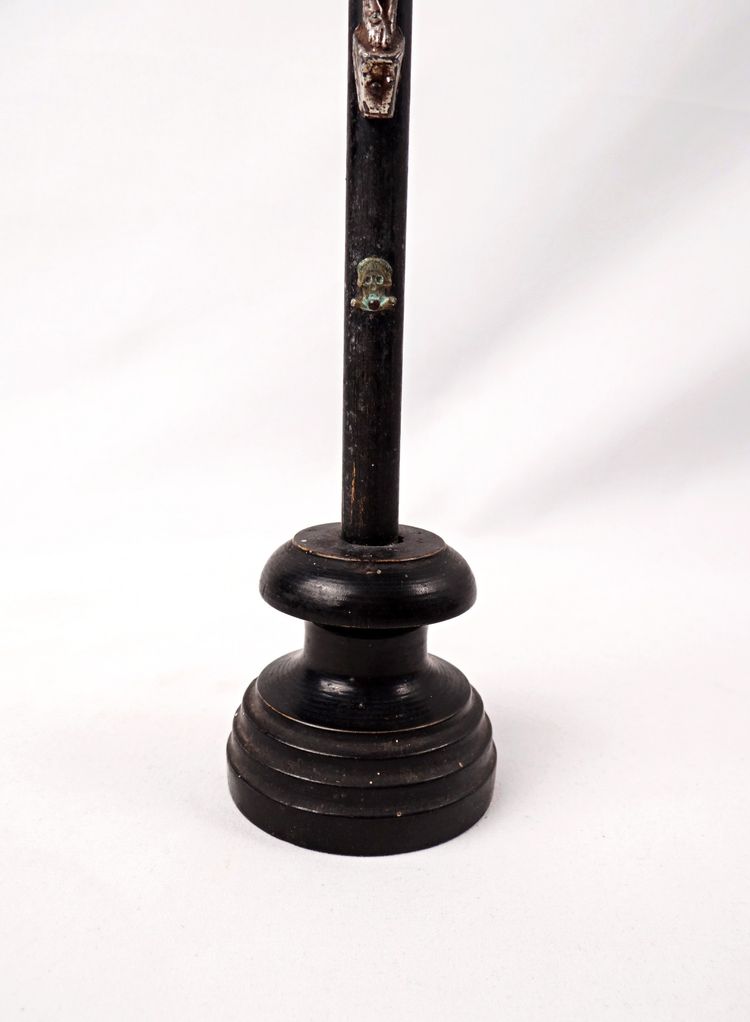 Crocifisso da tavolo INRI Memento Mori, periodo Napoleone III, fusione e legno tornito nero, epoca XIX secolo