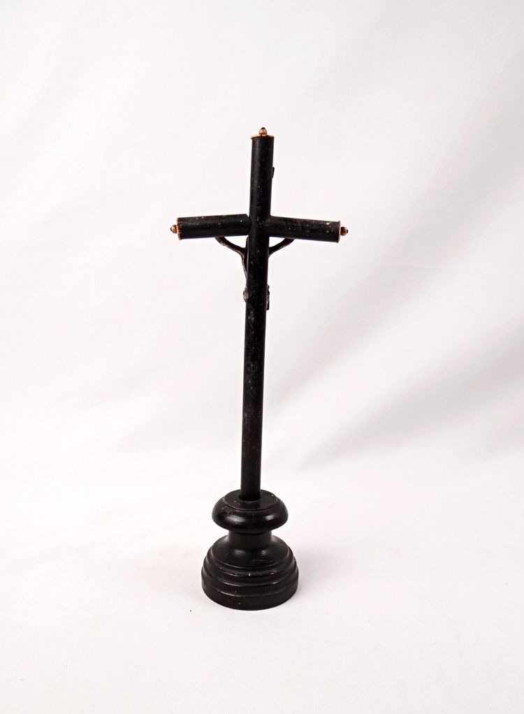 Crocifisso da tavolo INRI Memento Mori, periodo Napoleone III, fusione e legno tornito nero, epoca XIX secolo