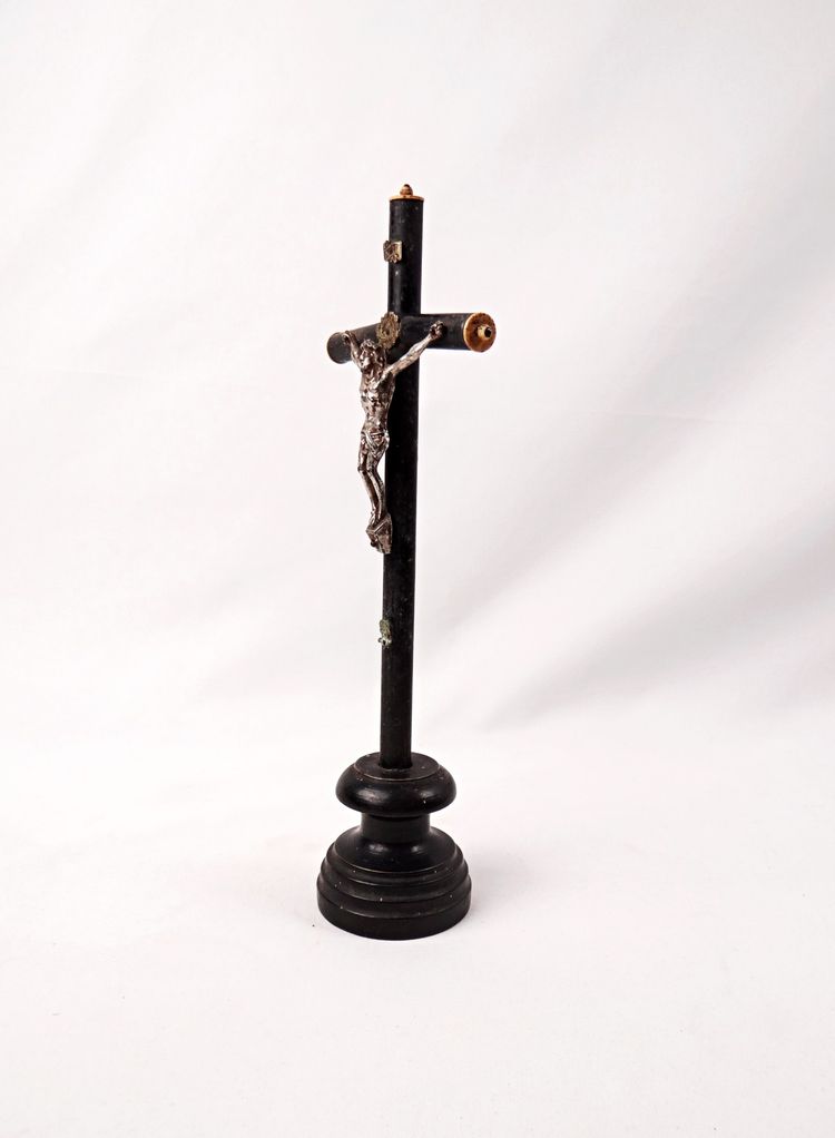 Crocifisso da tavolo INRI Memento Mori, periodo Napoleone III, fusione e legno tornito nero, epoca XIX secolo