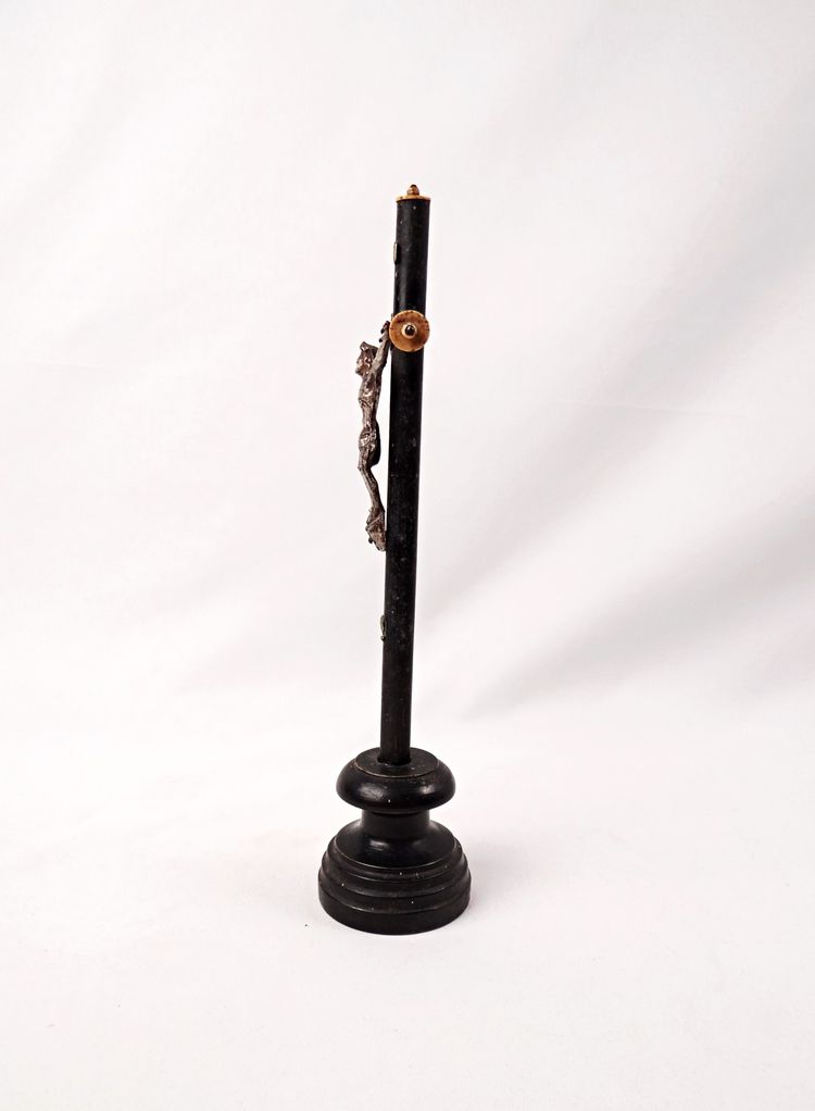 Crocifisso da tavolo INRI Memento Mori, periodo Napoleone III, fusione e legno tornito nero, epoca XIX secolo