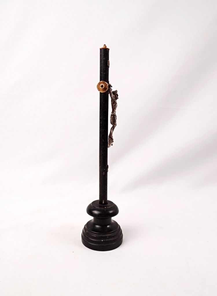 Crocifisso da tavolo INRI Memento Mori, periodo Napoleone III, fusione e legno tornito nero, epoca XIX secolo