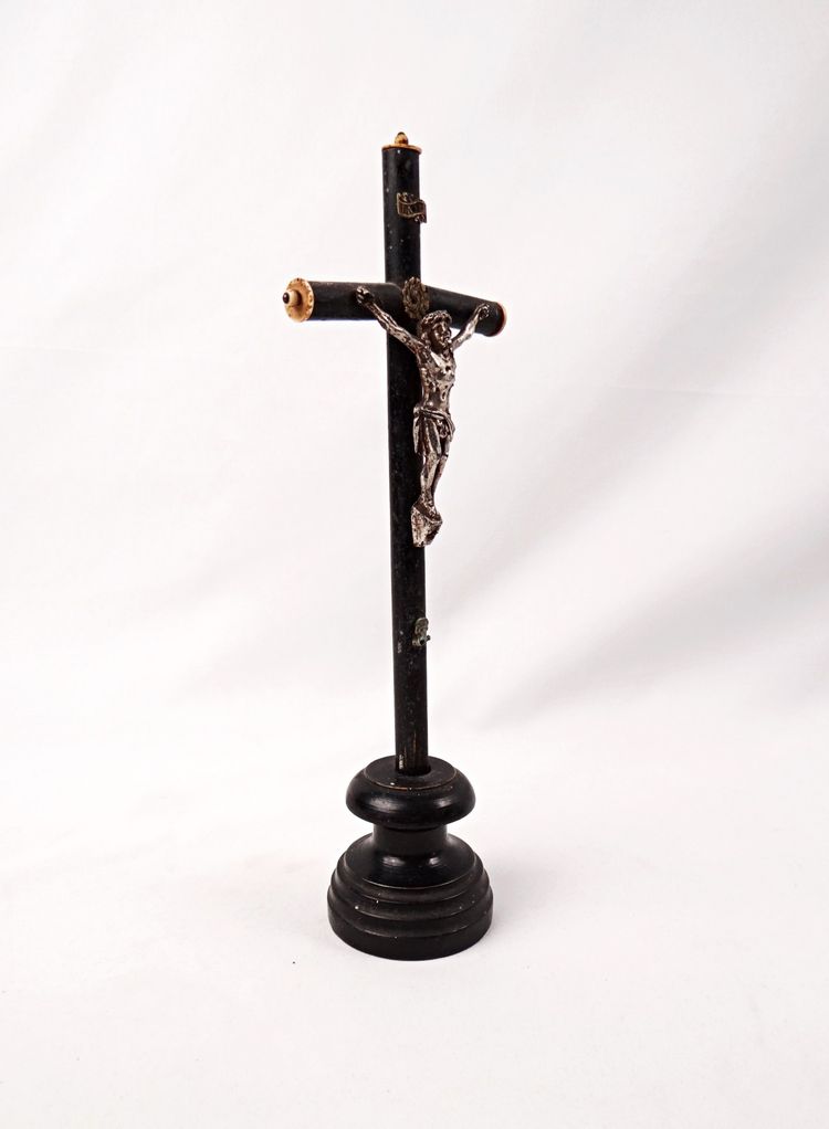 Crocifisso da tavolo INRI Memento Mori, periodo Napoleone III, fusione e legno tornito nero, epoca XIX secolo