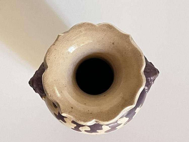 Keramikvase, gezackter Hals, wahrscheinlich Japan, spätes 19. oder frühes 20. Jahrhundert.