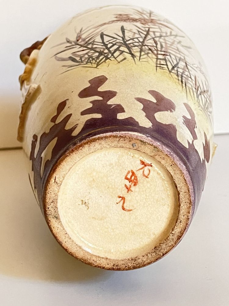 Keramikvase, gezackter Hals, wahrscheinlich Japan, spätes 19. oder frühes 20. Jahrhundert.