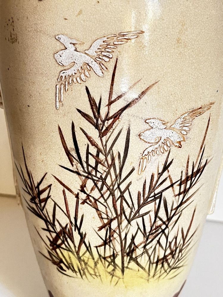 Keramikvase, gezackter Hals, wahrscheinlich Japan, spätes 19. oder frühes 20. Jahrhundert.