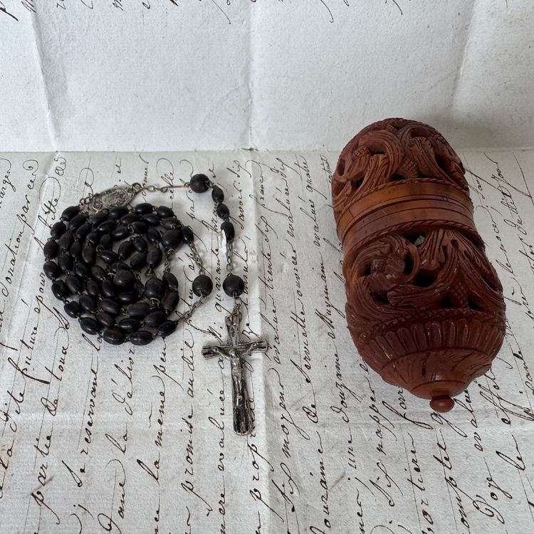 Œuf en corozo sculpté étui à chapelet XIXe