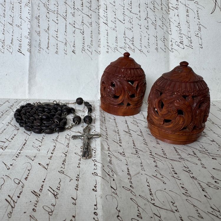 Œuf en corozo sculpté étui à chapelet XIXe