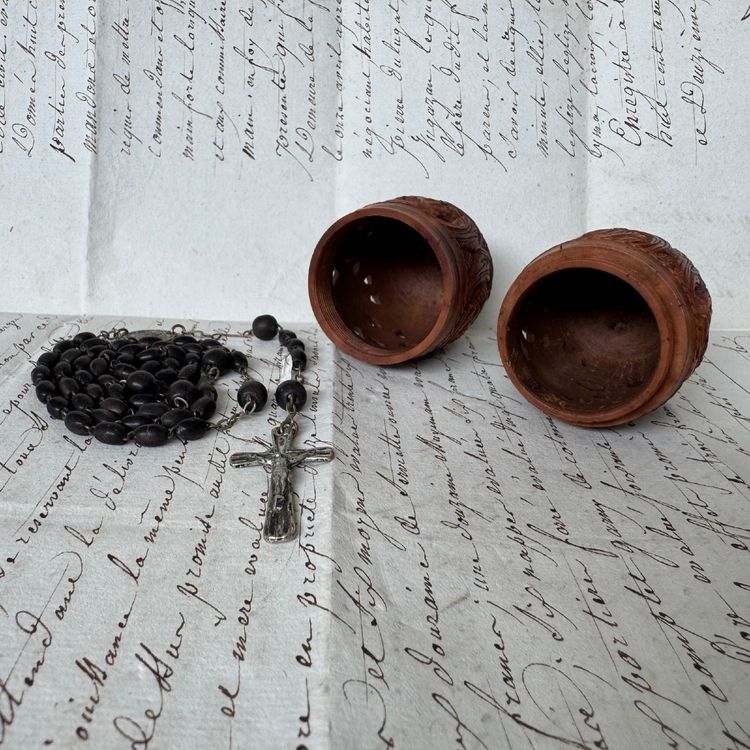 Œuf en corozo sculpté étui à chapelet XIXe