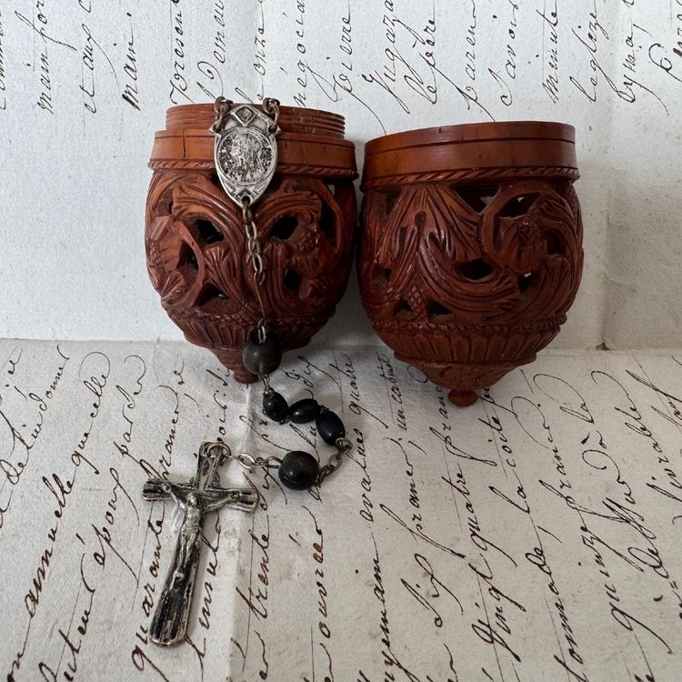 Œuf en corozo sculpté étui à chapelet XIXe