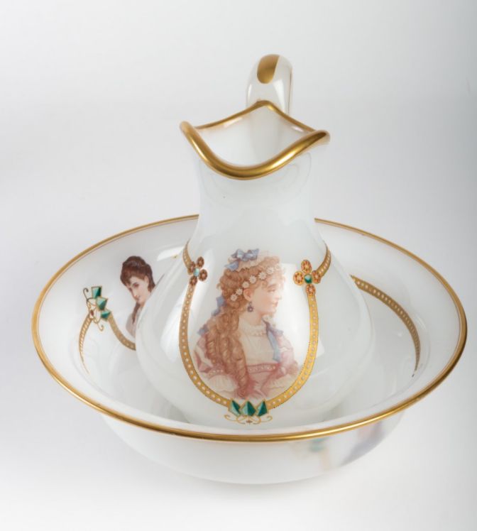 Aiguière et son bassin en opaline blanche à portraits féminins, époque Napoléon III