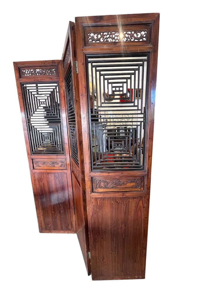 GRAND PARAVENT CHINOIS EN BOIS SCULPTÉ ET CLAUSTRA – CHINE, FIN XIXE – DÉBUT XXE SIÈCLE