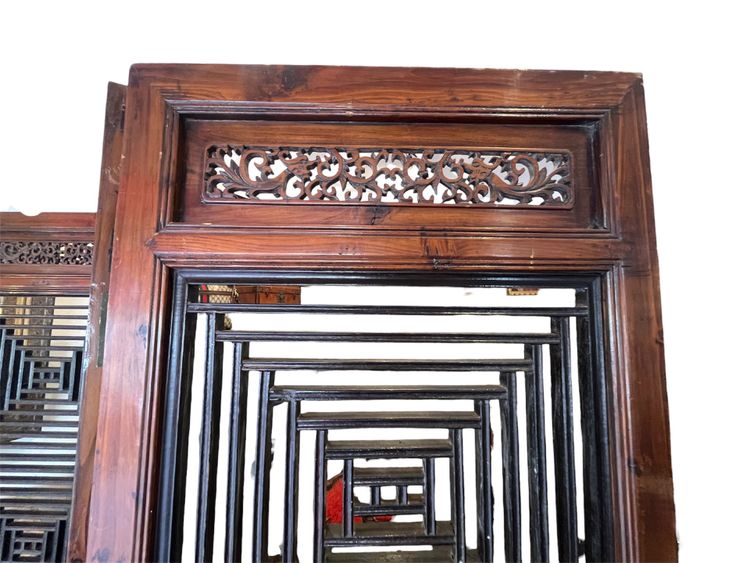 GRAND PARAVENT CHINOIS EN BOIS SCULPTÉ ET CLAUSTRA – CHINE, FIN XIXE – DÉBUT XXE SIÈCLE