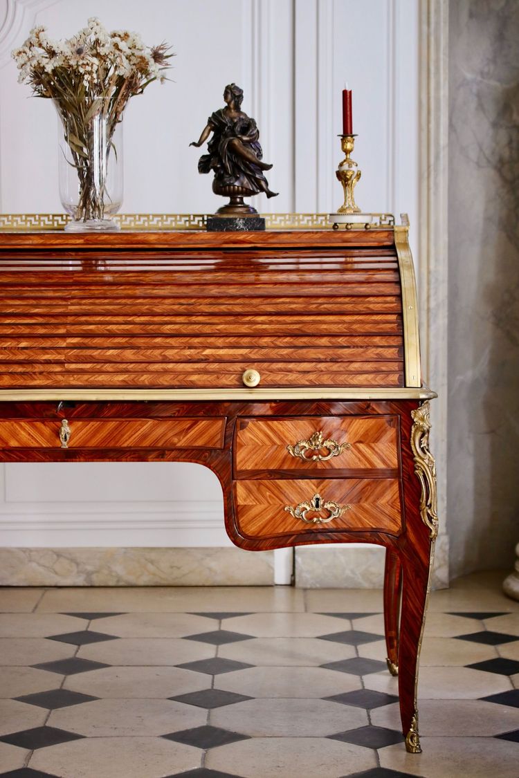 Scrivania con piano a rullo con logo Tuart e Boudin.