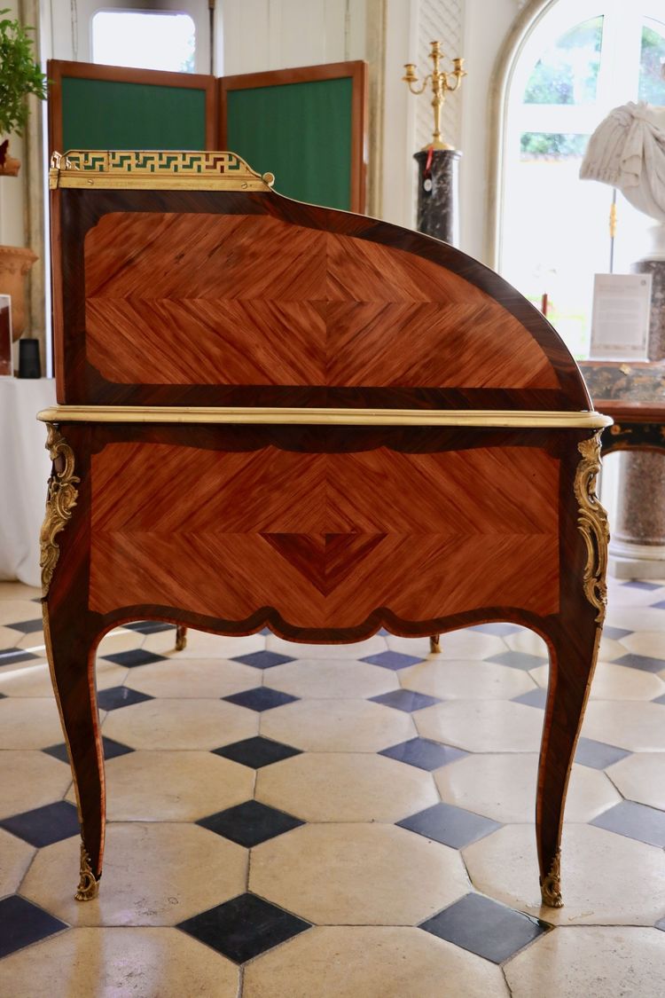 Scrivania con piano a rullo con logo Tuart e Boudin.