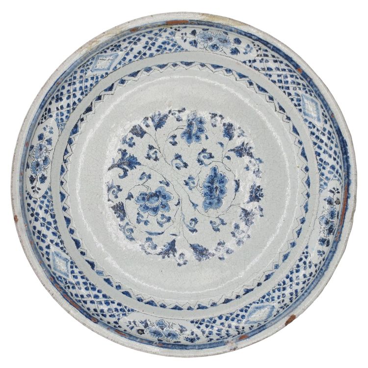 Plat en faïence de Saint Cloud, fin du XVIIe siècle. 