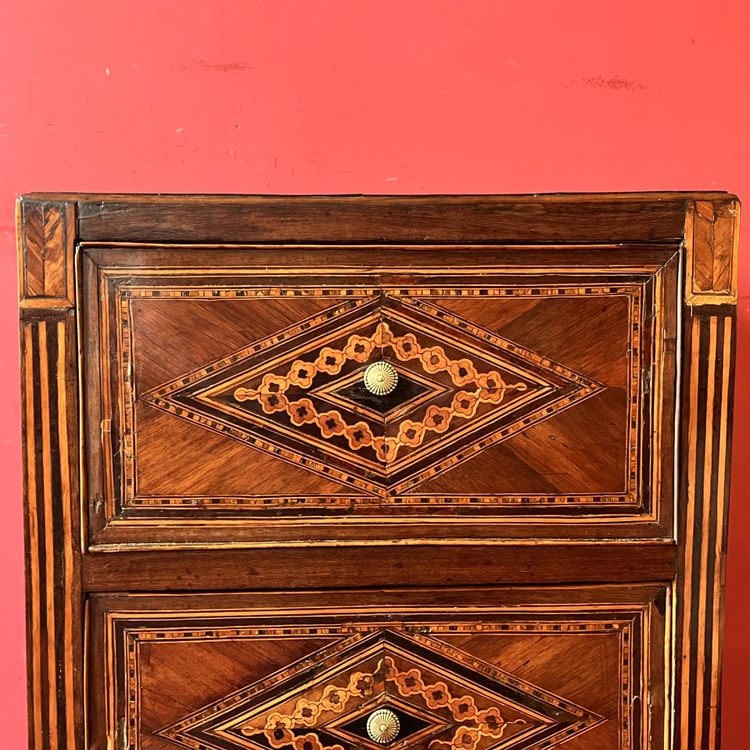 Petite commode richement marquetée, Italie XVIIIème siècle