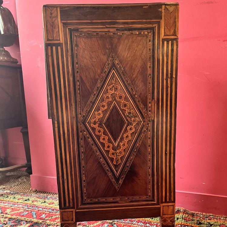 Petite commode richement marquetée, Italie XVIIIème siècle