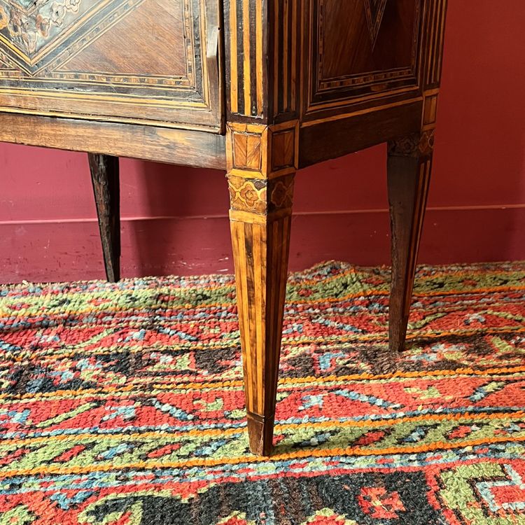 Petite commode richement marquetée, Italie XVIIIème siècle