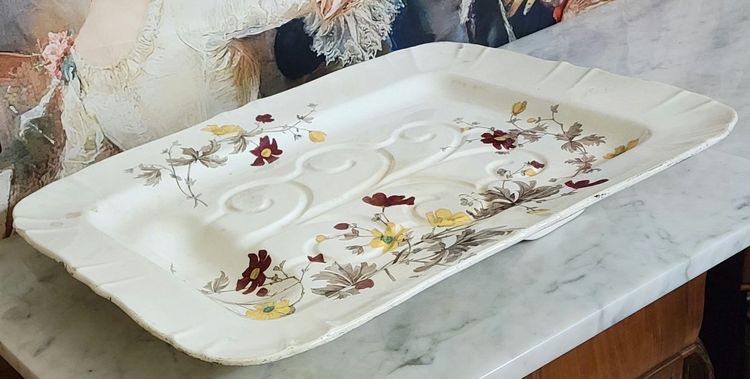 VERY LARGE RECTANGULAR PLATTER WITH SCALLOPED EDGES, IN FINE CREAM-GLAZED EARTHENWARE, SIGNED MINTON