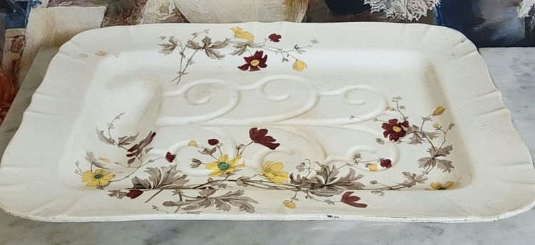 VERY LARGE RECTANGULAR PLATTER WITH SCALLOPED EDGES, IN FINE CREAM-GLAZED EARTHENWARE, SIGNED MINTON