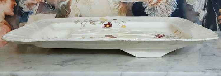 VERY LARGE RECTANGULAR PLATTER WITH SCALLOPED EDGES, IN FINE CREAM-GLAZED EARTHENWARE, SIGNED MINTON