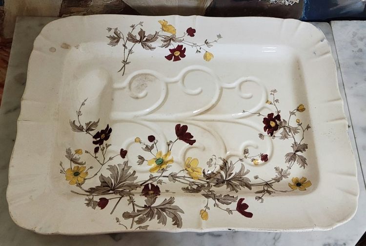VERY LARGE RECTANGULAR PLATTER WITH SCALLOPED EDGES, IN FINE CREAM-GLAZED EARTHENWARE, SIGNED MINTON