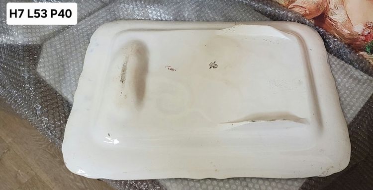 VERY LARGE RECTANGULAR PLATTER WITH SCALLOPED EDGES, IN FINE CREAM-GLAZED EARTHENWARE, SIGNED MINTON