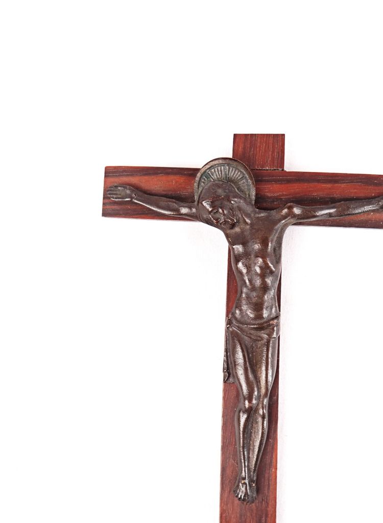 Crocifisso Art Déco in bronzo e mogano, firmato Hartmann, inizio XX secolo.