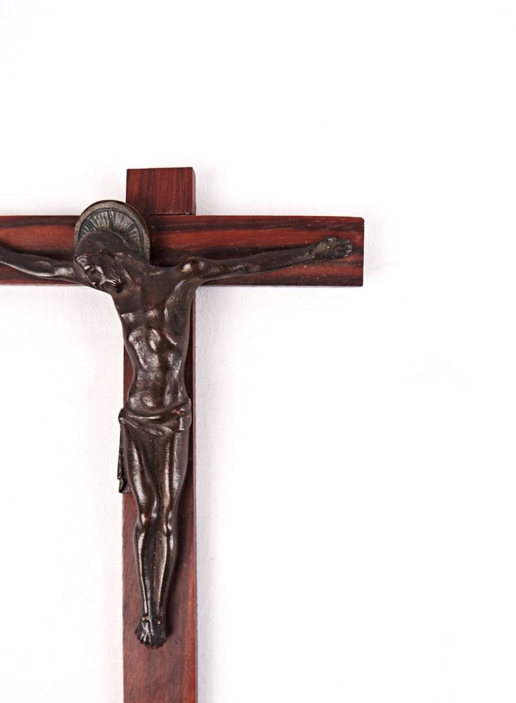 Crocifisso Art Déco in bronzo e mogano, firmato Hartmann, inizio XX secolo.