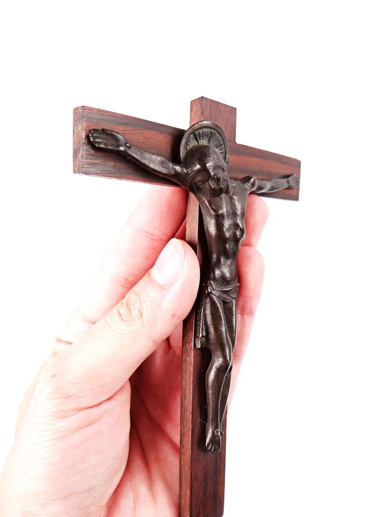 Crocifisso Art Déco in bronzo e mogano, firmato Hartmann, inizio XX secolo.