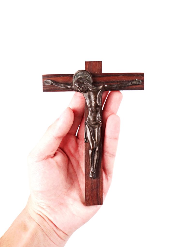 Crocifisso Art Déco in bronzo e mogano, firmato Hartmann, inizio XX secolo.