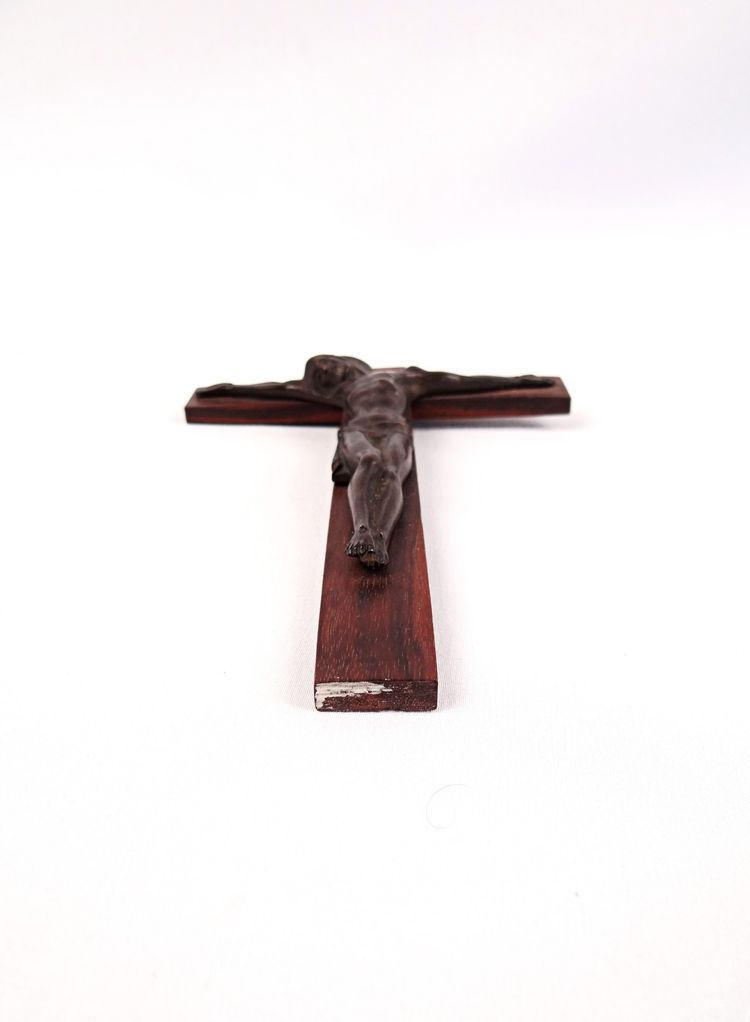 Crocifisso Art Déco in bronzo e mogano, firmato Hartmann, inizio XX secolo.