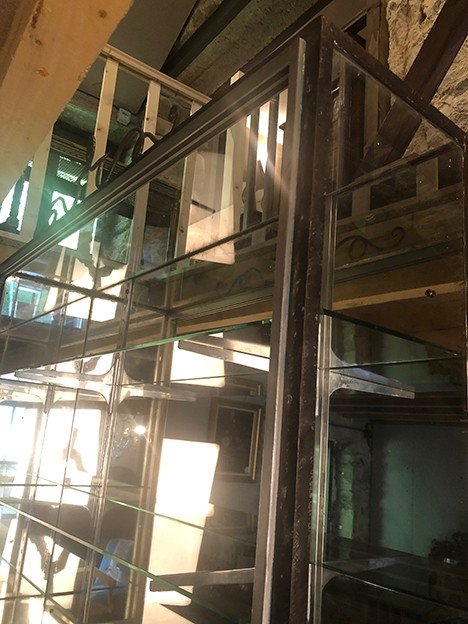 Très grande vitrine ancienne de magasin