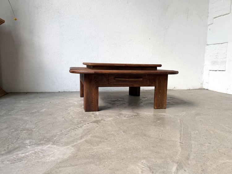 Couchtisch aus Massiveiche mit doppelter Ablage