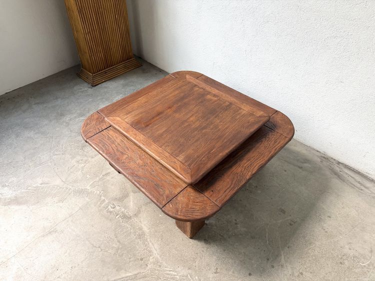 Couchtisch aus Massiveiche mit doppelter Ablage