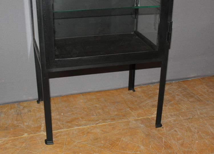 Vitrine aus schwarz lackiertem Eisen, um 1950